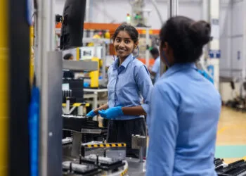 Symbolbild zur iPhone Ultra Produktion: zwei Mitarbeiterinnen an einer Fertigungsstation in einem Apple-Werk