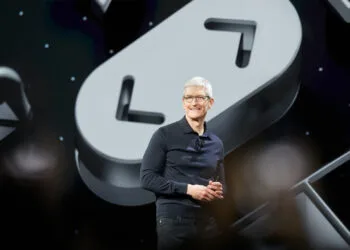 iPhone Ultra Tim Cook: Apple-Chef auf einer Keynote-Bühne vor einem großen Uhrensymbol