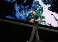 Der neue Apple CEO John Ternus spricht auf einer Keynote-Bühne vor einer großen Projektion