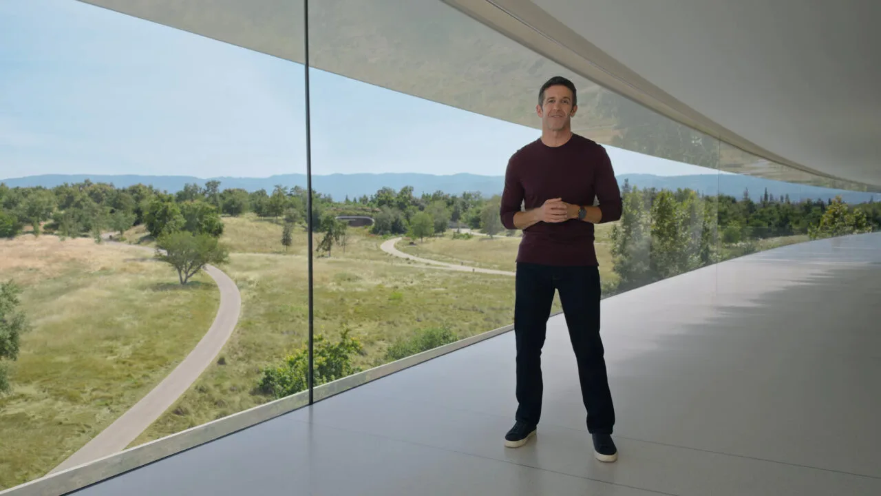 John Ternus im verglasten Rundgang des Apple Park – Standbild aus der September-Keynote, kurz vor seinem Interview bei Canal+