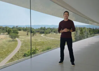 John Ternus im verglasten Rundgang des Apple Park – Standbild aus der September-Keynote, kurz vor seinem Interview bei Canal+