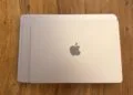 Gestapelte MacBooks in verschiedenen Größen zur neuen MacBook Roadmap