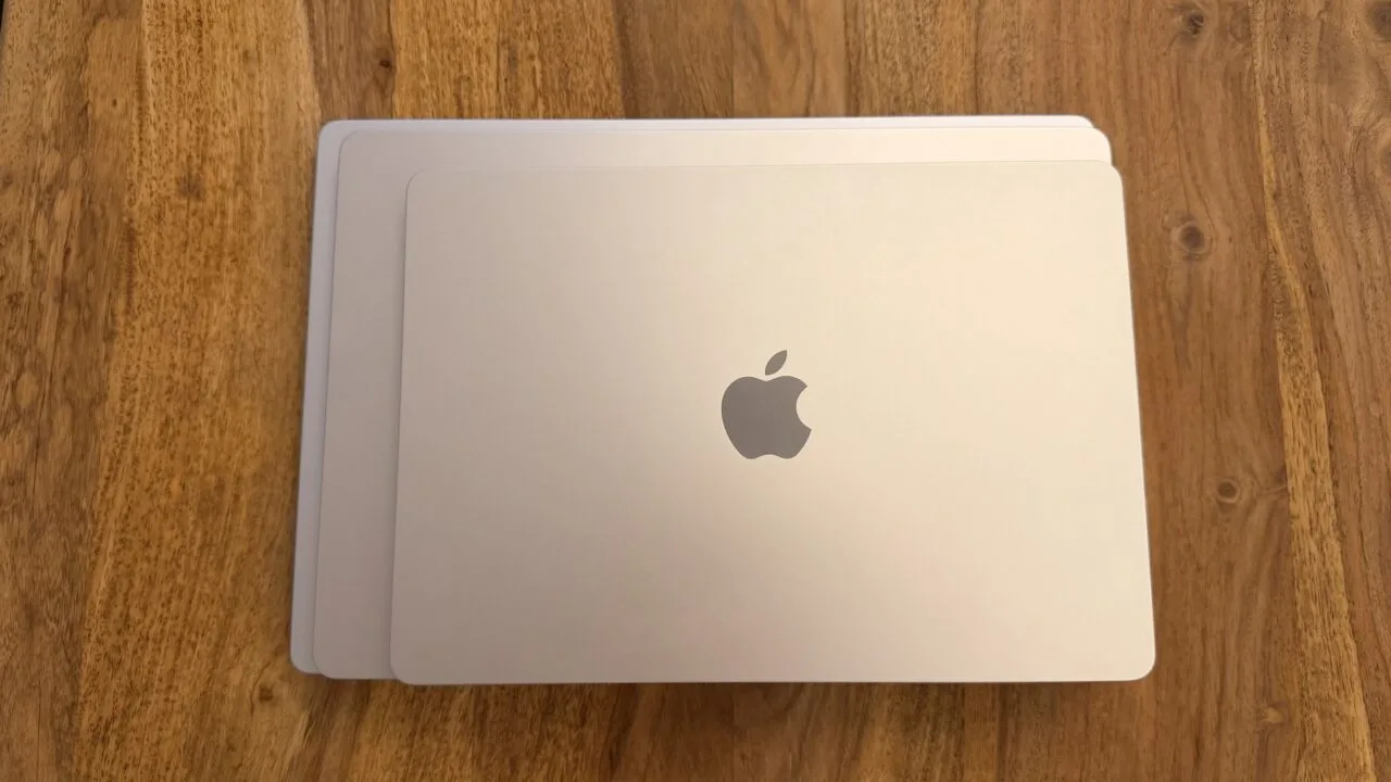 Gestapelte MacBooks in verschiedenen Größen zur neuen MacBook Roadmap
