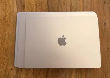 Gestapelte MacBooks in verschiedenen Größen zur neuen MacBook Roadmap