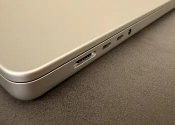 MacBook Ultra: Anschlussseite eines MacBook Pro mit MagSafe, USB-C und Kopfhöreranschluss