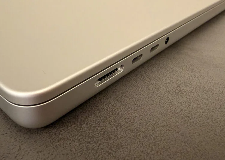 MacBook Ultra: Anschlussseite eines MacBook Pro mit MagSafe, USB-C und Kopfhöreranschluss
