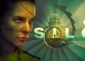 Silo Staffel 4: Key Art mit Rebecca Ferguson als Juliette Nichols vor dem Kapitol und dem Serientitel