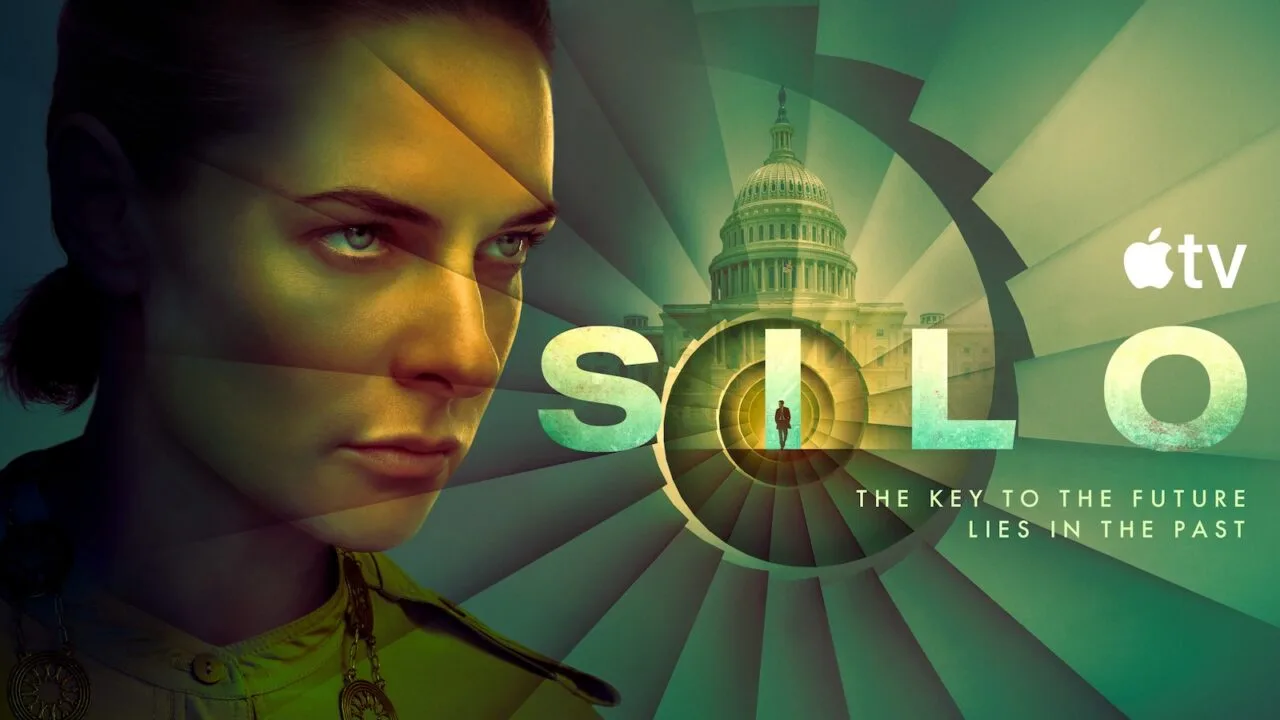 Silo Staffel 4: Key Art mit Rebecca Ferguson als Juliette Nichols vor dem Kapitol und dem Serientitel