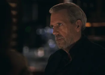 Hugh Laurie als Gangsterboss Felix Carmichael in einer abendlichen Szene aus The Wanted Man bei Apple TV