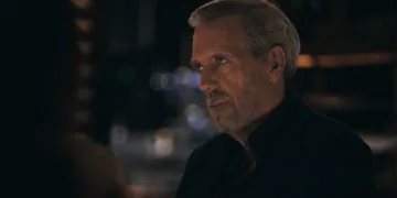 Hugh Laurie als Gangsterboss Felix Carmichael in einer abendlichen Szene aus The Wanted Man bei Apple TV