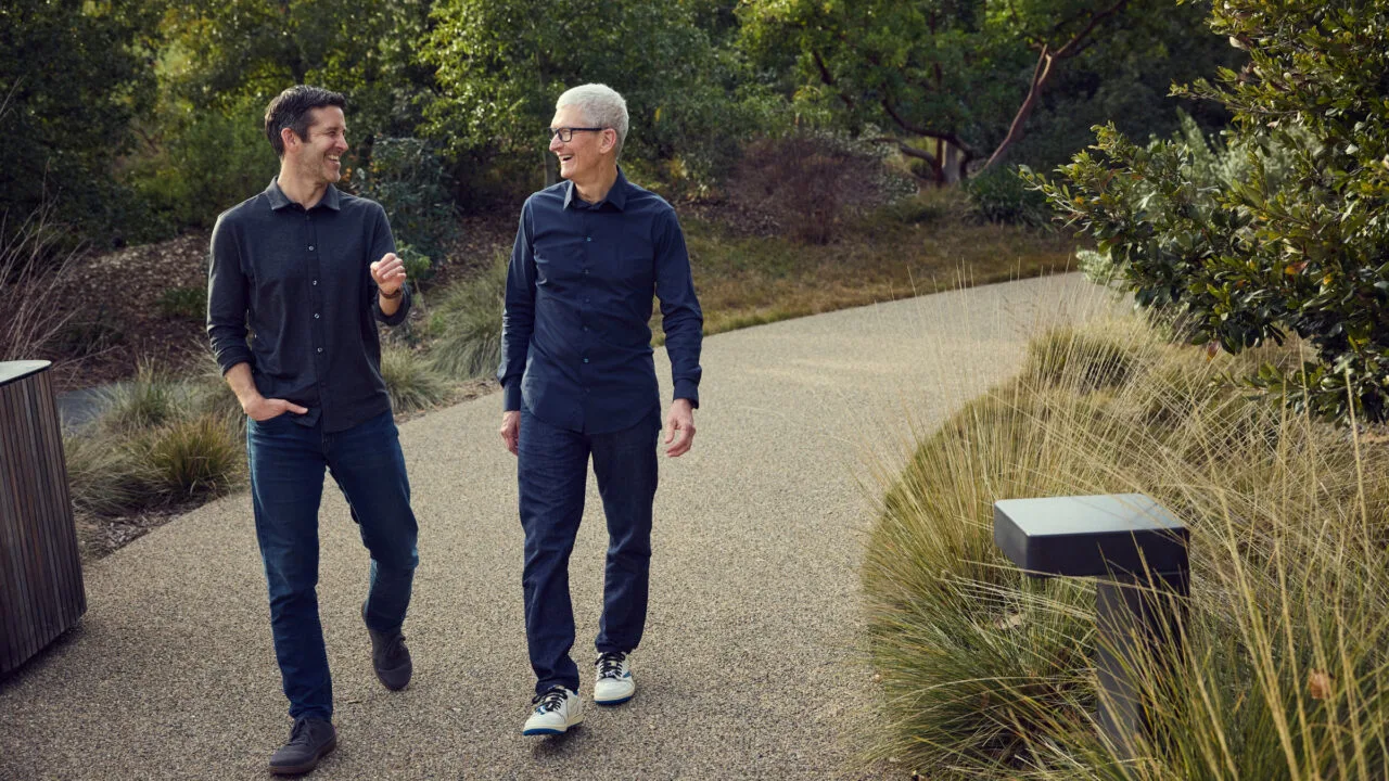 Tim Cook Apple Event: Tim Cook und John Ternus gehen gemeinsam einen Weg im Apple Park entlang
