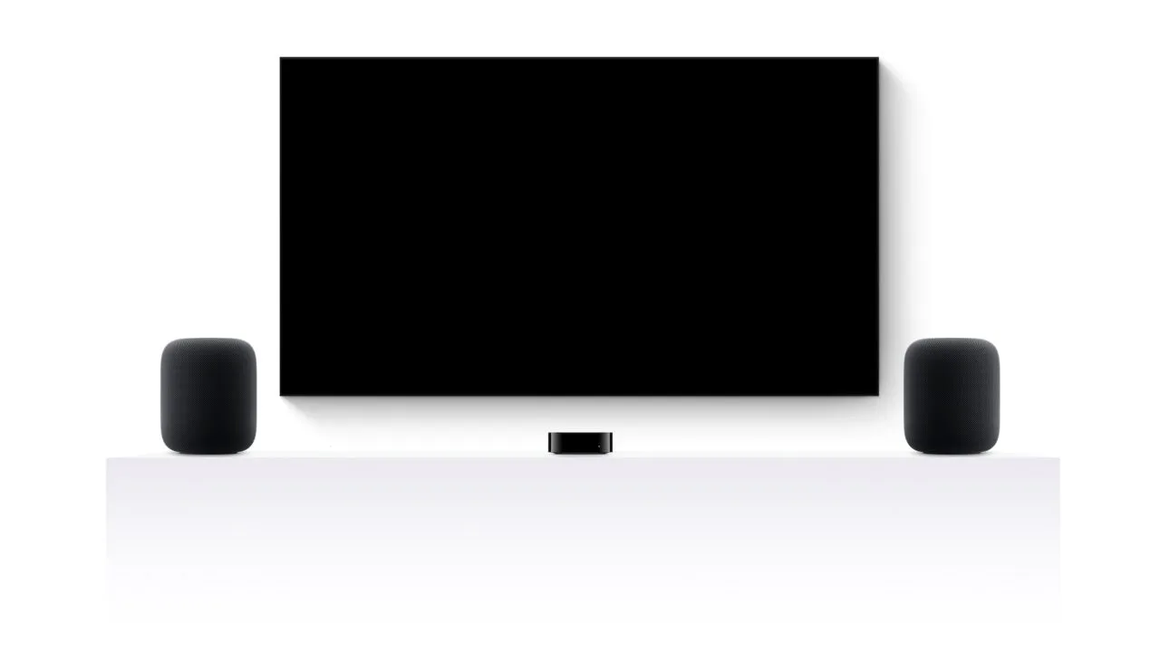 tvOS 27.2 HomePod Surround: zwei HomePods links und rechts eines Fernsehers, dazwischen ein Apple TV 4K auf einem weißen Sideboard