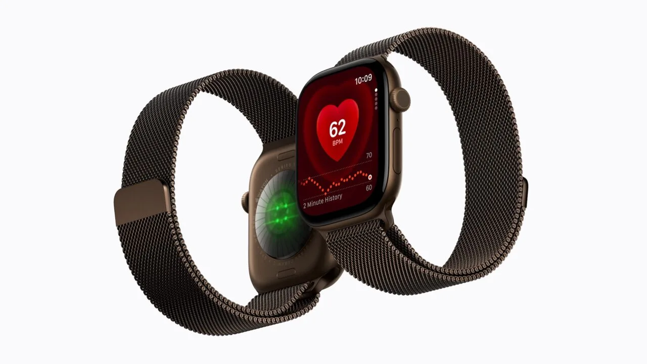 Apple Watch Series 12 mit Milanaise-Armband von vorn und hinten, rechts am Gehäuse die Digital Crown, deren Doppeldruck in watchOS 27.2 nicht mehr den App-Umschalter öffnet