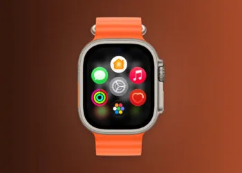 Apple Watch Ultra mit orangefarbenem Armband und App-Ansicht, Gerät für die neue Screenshot-Vorschau in watchOS 27.2