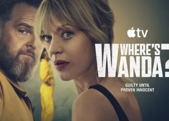 Wo ist Wanda Staffel 2: Axel Stein und Heike Makatsch blicken über die Schulter, dahinter eine Figur in gelbem Anzug