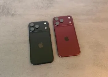 Apple-Aktie Kursziel: zwei iPhone 18 Pro Max in Schwarz und Burgunder liegen mit der Rückseite nach oben auf einer grauen Steinplatte