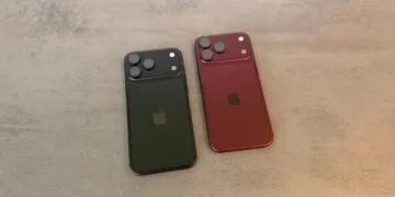 Apple-Aktie Kursziel: zwei iPhone 18 Pro Max in Schwarz und Burgunder liegen mit der Rückseite nach oben auf einer grauen Steinplatte