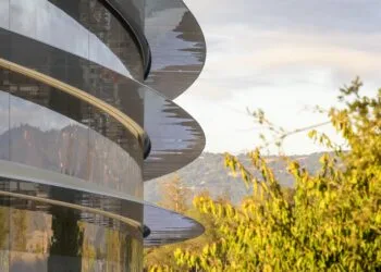 Die geschwungene Glasfassade des Apple Park in Cupertino mit Bäumen davor – Sitz von Apple, das sich im DOJ-Kartellverfahren verteidigt