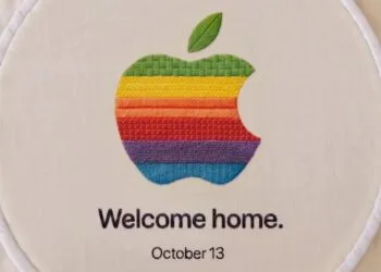 Apple-Event 13. Oktober: Gesticktes Apple-Logo in Regenbogenfarben im Stickrahmen mit dem Schriftzug „Welcome home.“ und „October 13“