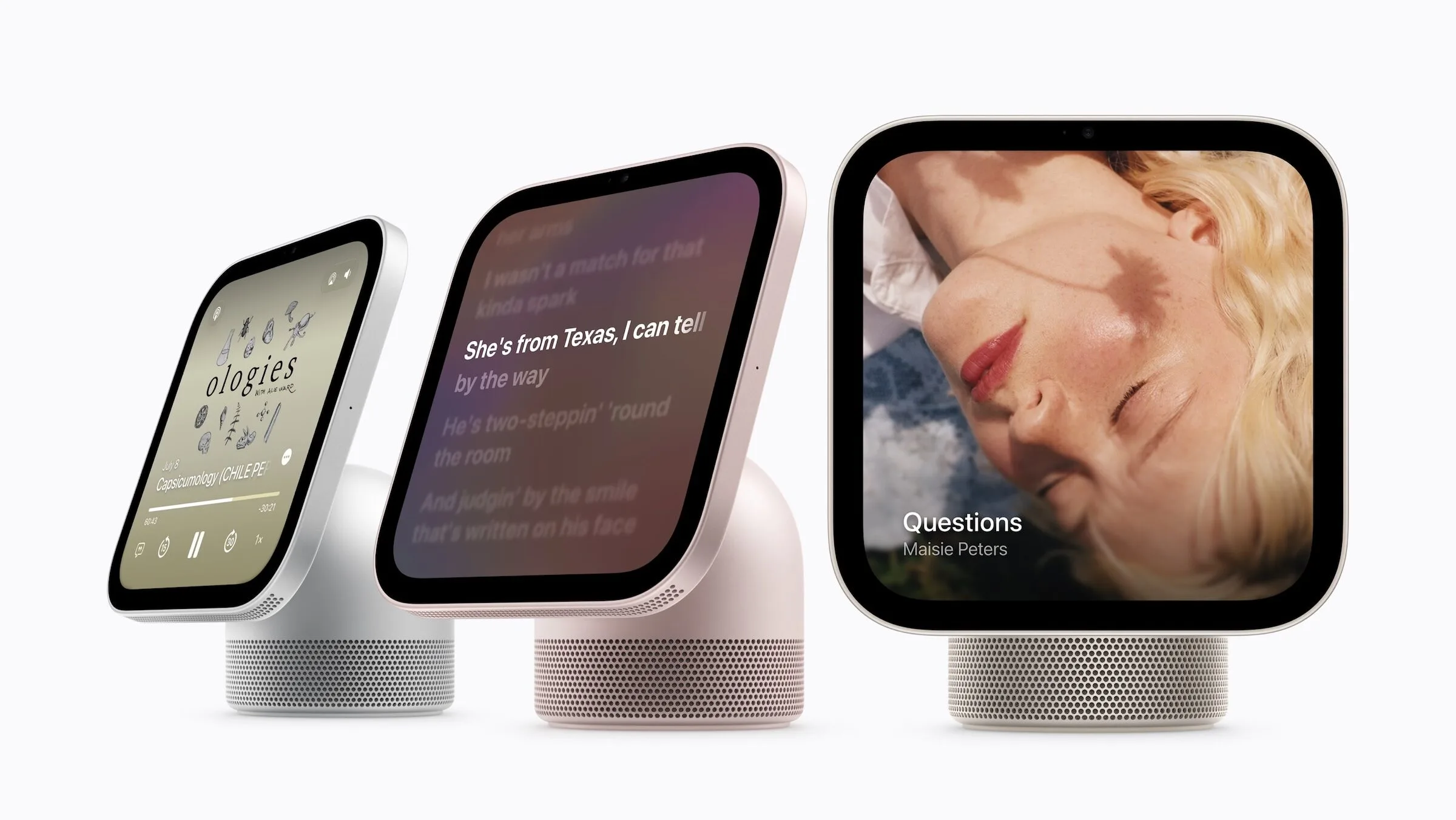 Apple Event Welcome home: drei HomeView in Silber, Rose Pink und Polarstern, auf den Displays ein Podcast, ein Liedtext und ein laufender Song