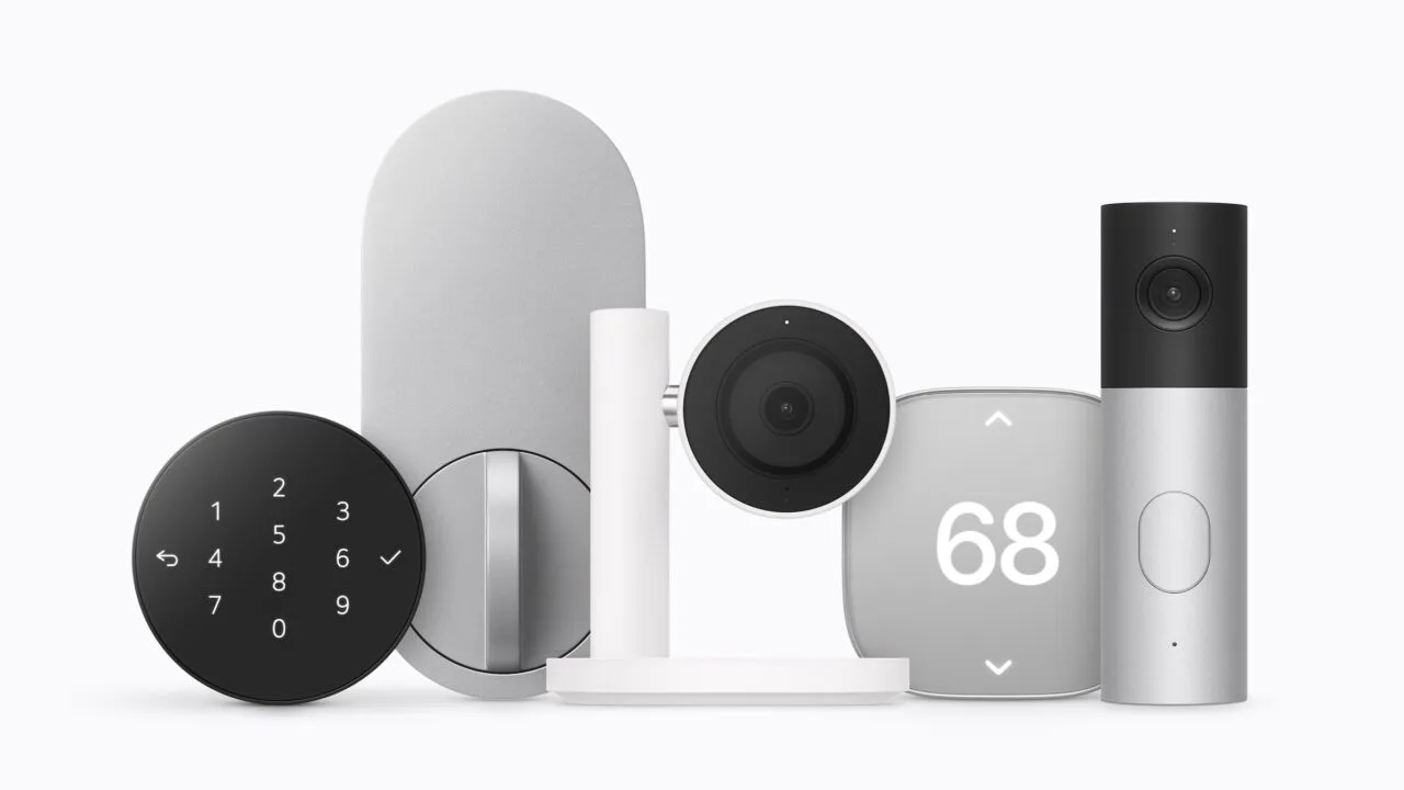 Apple Home Collection mit Zahlenfeld und Innenseite des Türschlosses, einer Kamera auf Standfuß, einem Thermostat und einer Video-Türklingel nebeneinander