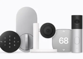 Apple Home Collection mit Zahlenfeld und Innenseite des Türschlosses, einer Kamera auf Standfuß, einem Thermostat und einer Video-Türklingel nebeneinander