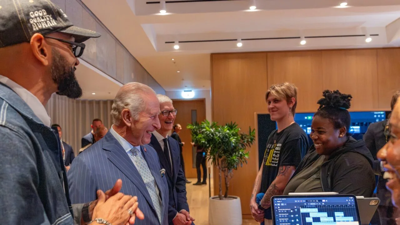 Apple King's Trust: König Charles III. und Tim Cook im Gespräch mit Teilnehmenden der Creative Labs, davor ein iPad mit Logic Pro