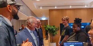 Apple King's Trust: König Charles III. und Tim Cook im Gespräch mit Teilnehmenden der Creative Labs, davor ein iPad mit Logic Pro