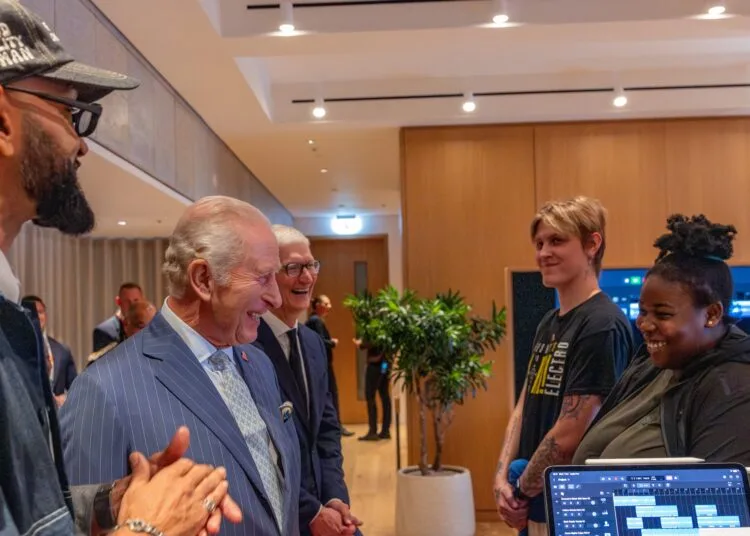 Apple King's Trust: König Charles III. und Tim Cook im Gespräch mit Teilnehmenden der Creative Labs, davor ein iPad mit Logic Pro