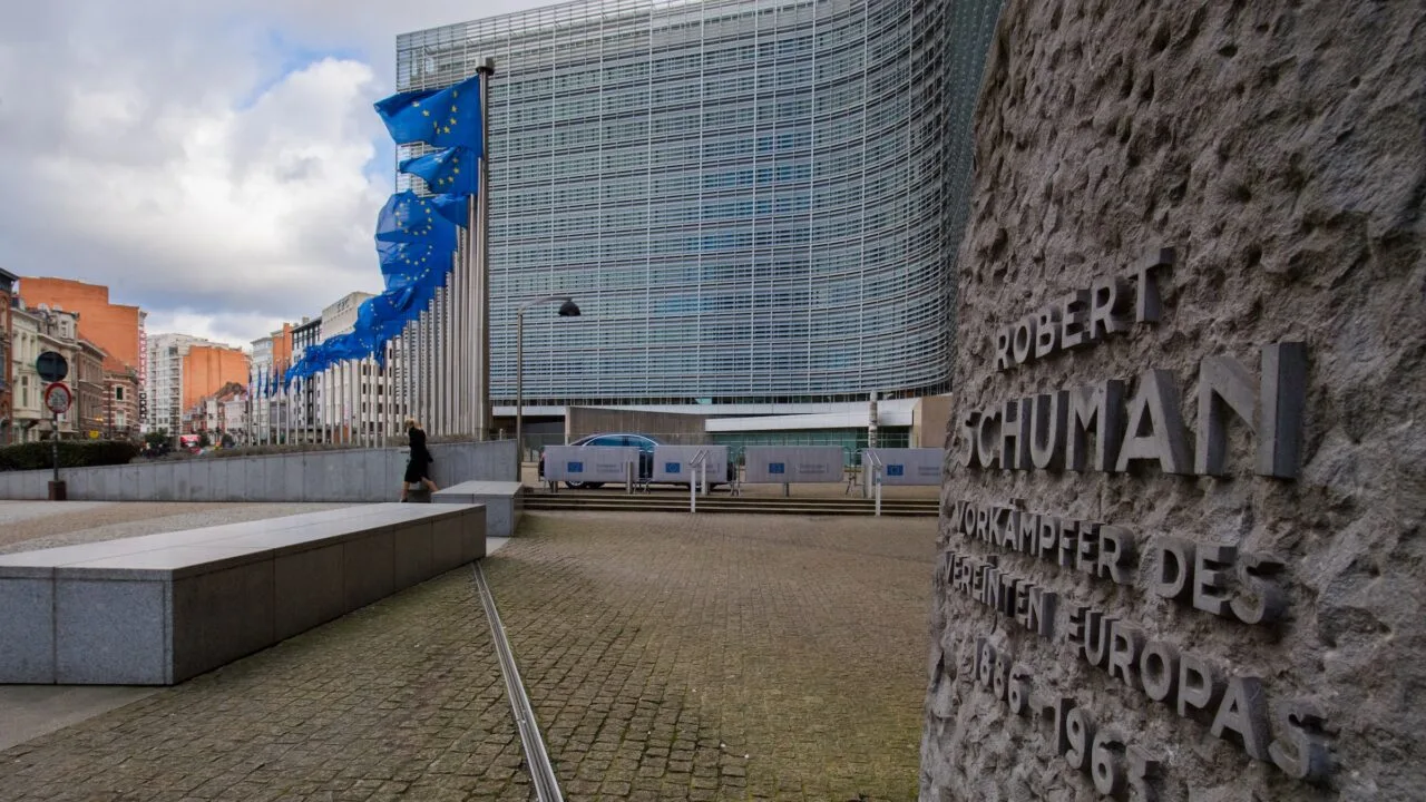 EU-Flaggen vor dem Berlaymont-Gebäude in Brüssel, dem Sitz der EU-Kommission, an die sich der Apple-Lobbyismus richtet