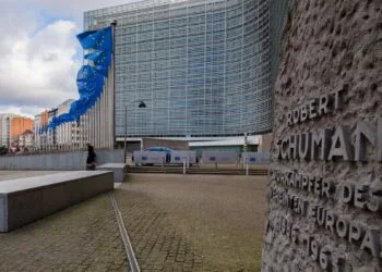 EU-Flaggen vor dem Berlaymont-Gebäude in Brüssel, dem Sitz der EU-Kommission, an die sich der Apple-Lobbyismus richtet