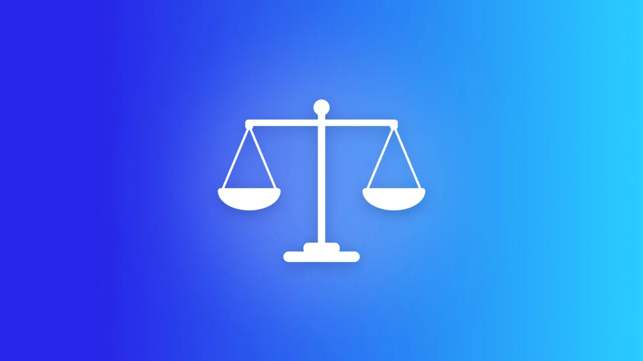 Symbolbild zu Apple Rechtsstreitigkeiten: weiße Waage mit zwei Schalen auf blauem Farbverlauf