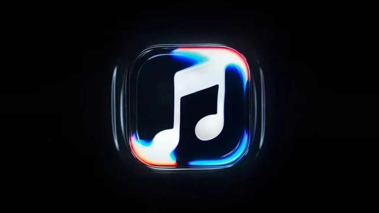 Die neue weiße Note von Apple Music in einer gläsernen Icon-Form mit bunten Lichtkanten vor schwarzem Hintergrund – Standbild aus dem Video zum neuen Erscheinungsbild