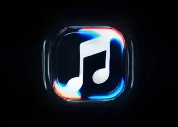 Die neue weiße Note von Apple Music in einer gläsernen Icon-Form mit bunten Lichtkanten vor schwarzem Hintergrund – Standbild aus dem Video zum neuen Erscheinungsbild