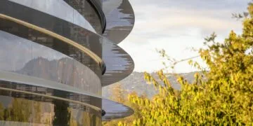 Glasfassade und geschwungene Dachkanten des Apple Park in Cupertino im Abendlicht – an Apples Hauptsitz wechselt der M&A-Chef