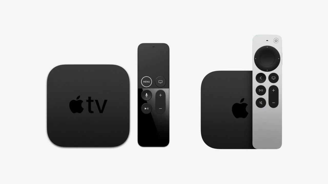 Apple TV 4K 1. Generation neben dem aktuellen Modell: links die größere Box mit schwarzer Siri Remote, rechts die kleinere Box mit silberner Siri Remote
