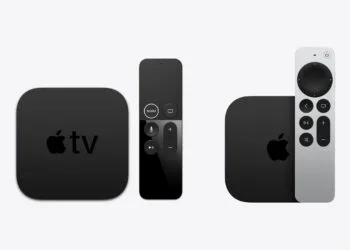 Apple TV 4K 1. Generation neben dem aktuellen Modell: links die größere Box mit schwarzer Siri Remote, rechts die kleinere Box mit silberner Siri Remote