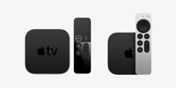 Apple TV 4K 1. Generation neben dem aktuellen Modell: links die größere Box mit schwarzer Siri Remote, rechts die kleinere Box mit silberner Siri Remote