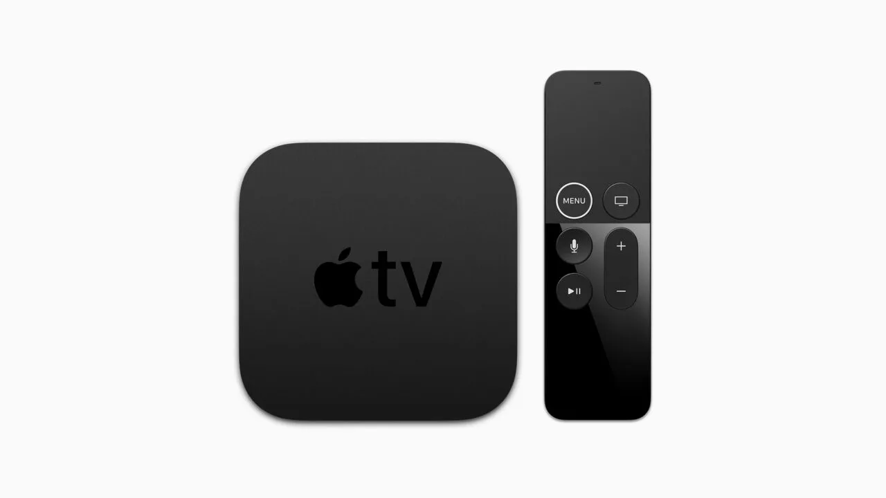 Apple TV 4K von oben neben der schwarzen Siri Remote mit weißem Ring um die Menü-Taste – das Modell von 2017 ist jetzt Vintage