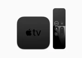 Apple TV 4K von oben neben der schwarzen Siri Remote mit weißem Ring um die Menü-Taste – das Modell von 2017 ist jetzt Vintage