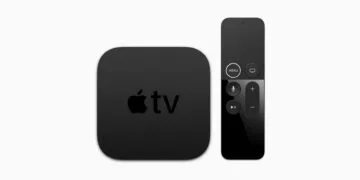 Apple TV 4K von oben neben der schwarzen Siri Remote mit weißem Ring um die Menü-Taste – das Modell von 2017 ist jetzt Vintage