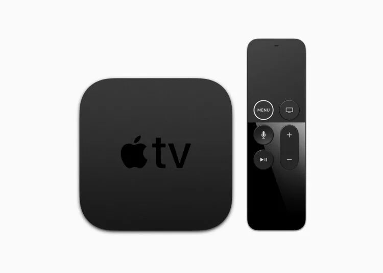 Apple TV 4K von oben neben der schwarzen Siri Remote mit weißem Ring um die Menü-Taste – das Modell von 2017 ist jetzt Vintage