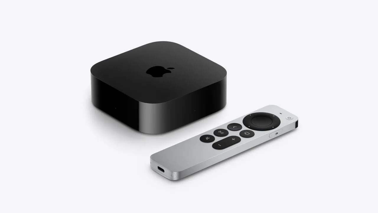 Apple TV 4K Vergleich: schwarze Apple TV 4K Box mit Apple-Logo neben der silbernen Siri Remote mit USB-C-Anschluss