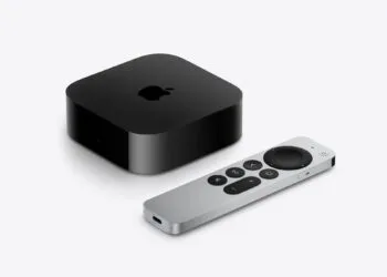 Apple TV 4K Vergleich: schwarze Apple TV 4K Box mit Apple-Logo neben der silbernen Siri Remote mit USB-C-Anschluss