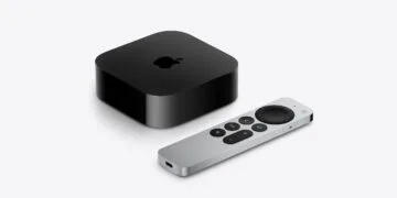Apple TV 4K Vergleich: schwarze Apple TV 4K Box mit Apple-Logo neben der silbernen Siri Remote mit USB-C-Anschluss