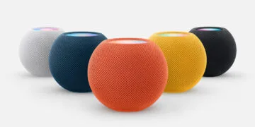 Der bisherige HomePod mini als Vorgänger der Modelle von Apple TV 4K und HomePod mini, die am 30. Oktober kommen sollen: fünf Lautsprecher in Weiß, Blau, Orange, Gelb und Space Grau