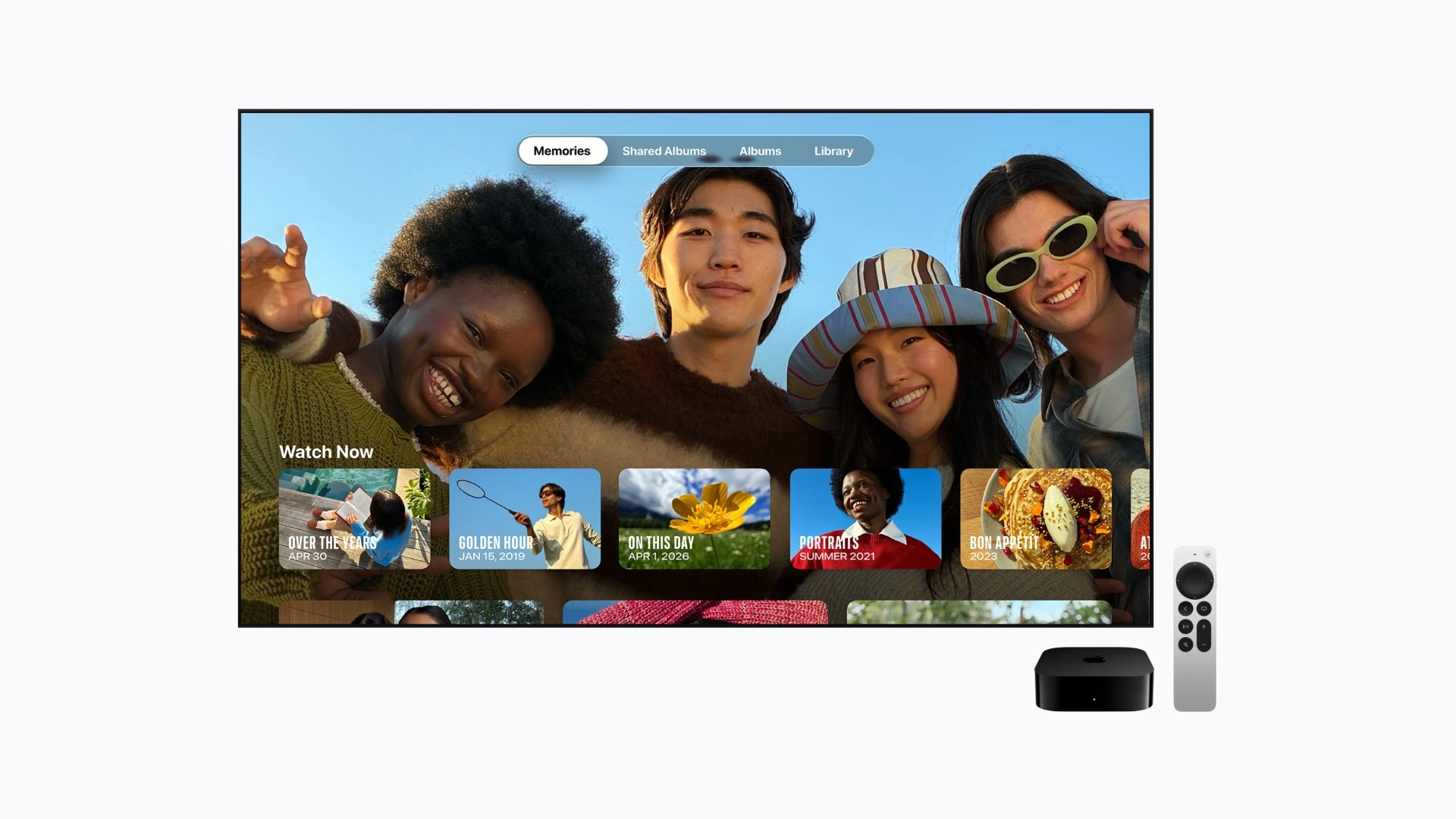 Apple TV 4K Vergleich: Fernseher mit der Fotos-App von tvOS und Erinnerungen in der Übersicht, daneben die Apple TV 4K Box und die Siri Remote