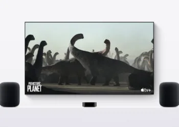 Apple TV HomePod: Apple TV 4K vor einem Fernseher, links und rechts je ein HomePod als Stereopaar