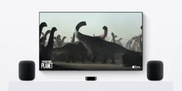 Apple TV HomePod: Apple TV 4K vor einem Fernseher, links und rechts je ein HomePod als Stereopaar