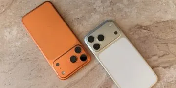 Apple Samsung Netzbetreiber Europa: zwei iPhone 17 Pro Max in Orange und Silber mit der Rückseite nach oben auf einer Marmorplatte